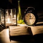 Buch lesen im Kerzenschein, Wecker